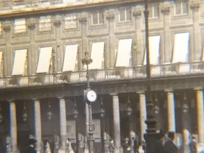 Archiwalne barwne zdjęcie ulicy z kamienicą i latarnią w fotoplastikonie