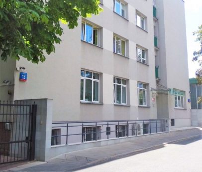 Front budynku Domu przy ul. Wójtowskiej 13 – na ścianie numer 13, po lewej brama wjazdowa.