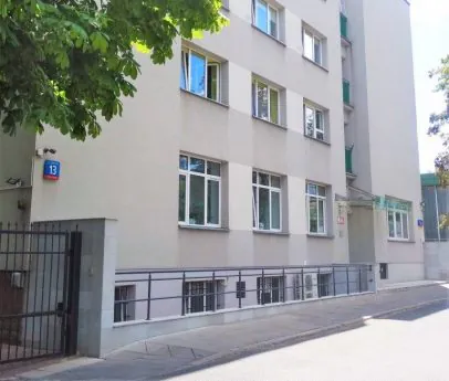 Front budynku Domu przy ul. Wójtowskiej 13 – na ścianie numer 13, po lewej brama wjazdowa.