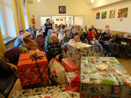 Świetlica pełna mieszkańców i świątecznych paczek