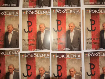 Rozłożone egzemplarze magazynu Pokolenia z napisem Pamiętamy 1 VIII 1944