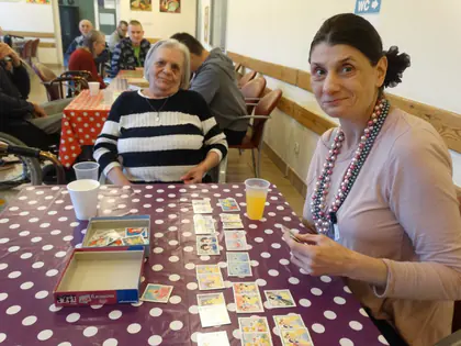 Mieszkanka i prowadząca przy stole z kartami do gry