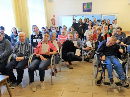 Pełna świetlica mieszkańców i gości podczas kolędowania
