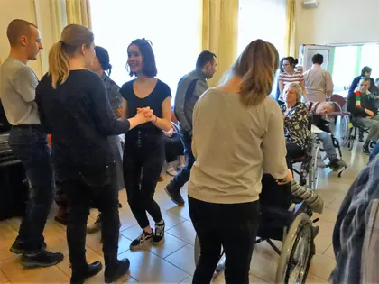 Pary tańczą w świetlicy podczas zabawy karnawałowej