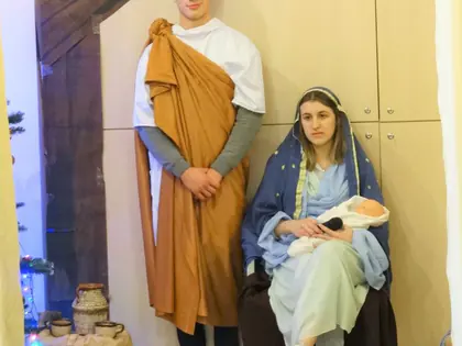 Józef i Maryja z Dzieciątkiem w szopce podczas jasełek