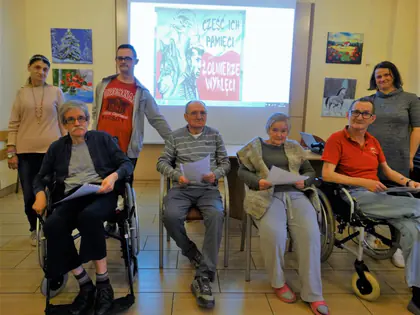 Mieszkańcy i pracownicy przed ekranem z napisem „Cześć ich pamięci. Żołnierze Wyklęci”