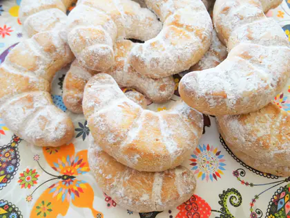 Rogaliki posypane cukrem pudrem na kolorowym obrusie