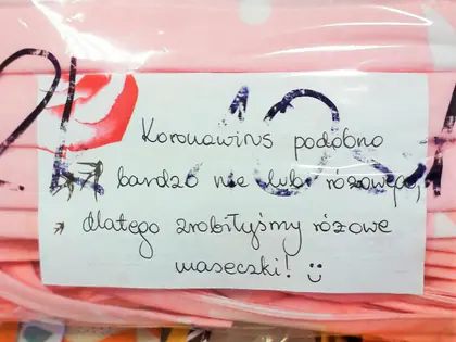 Liścik na różowych maseczkach z napisem Koronawirus podobno bardzo nie lubi różowego, dlatego zrobiliśmy różowe maseczki
