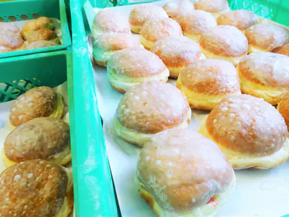 Pączki z lukrem w skrzynkach na Tłusty Czwartek