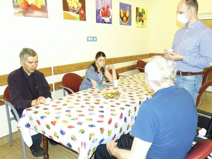 Mieszkańcy przy stole z ciasteczkami podczas quizu kuchennego