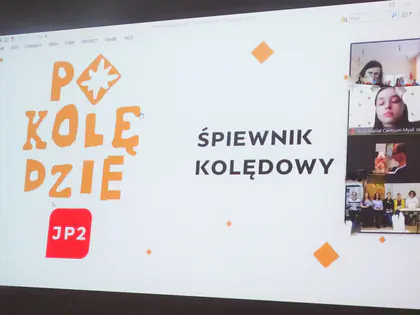 Ekran z napisem Pokolędzie Śpiewnik kolędowy i okienkami uczestników spotkania online