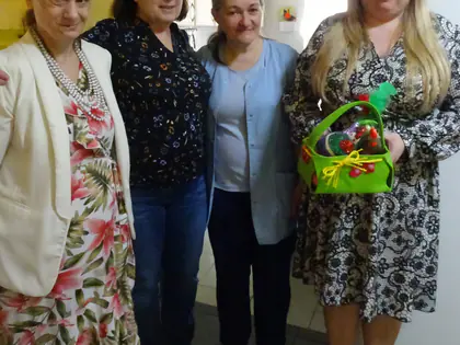 Cztery kobiety pozują z wielkanocnym koszyczkiem