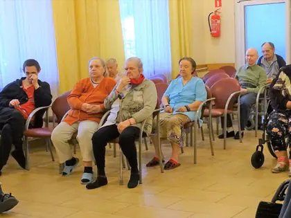 Mieszkańcy siedzą w świetlicy podczas spotkania o zwyczajach ludowych