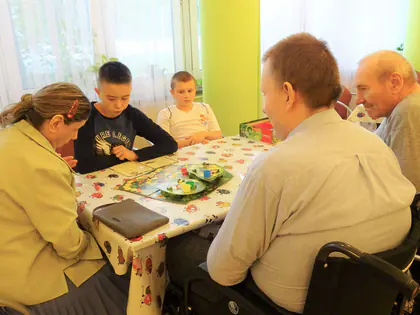 Mieszkańcy i chłopcy grają w gry planszowe przy stole