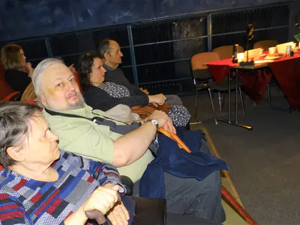 Mieszkańcy siedzą w sali podczas festiwalu