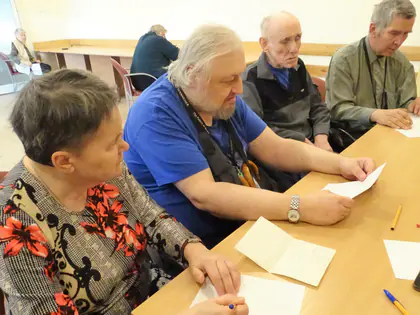 Mieszkańcy piszą listy do Świętego Mikołaja przy stole