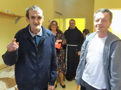 Mieszkańcy, zakonnik i pracownica podczas świątecznych odwiedzin