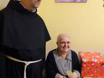 Zakonnik i mieszkanka w pokoju z prezentem