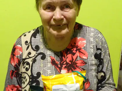 Mieszkanka trzyma prezenty w pokoju