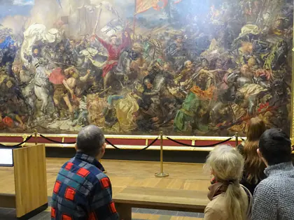 Mieszkańcy oglądają wielki obraz batalistyczny w Muzeum Narodowym
