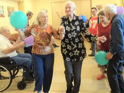 Mieszkanki tańczą z balonami podczas zabawy świętojańskiej