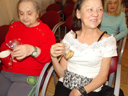 Mieszkanki z uśmiechem przyjmują paczuszki ze słodyczami
