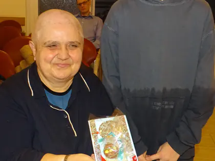 Mieszkaniec z pierniczkiem pozuje z chłopcem