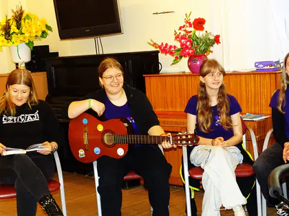 Harcerki grają koncert gitarowy dla mieszkańców