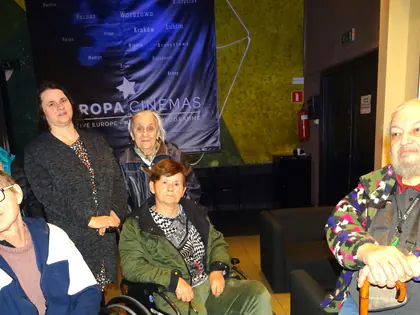 Mieszkańcy pozują do zdjęcia w holu kina Europa Cinemas