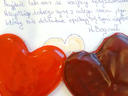Pani praktykantka prezentuje prace mieszkańców na temat wdzięczności