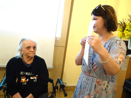 Pani praktykantka prezentuje prace mieszkańców na temat wdzięczności