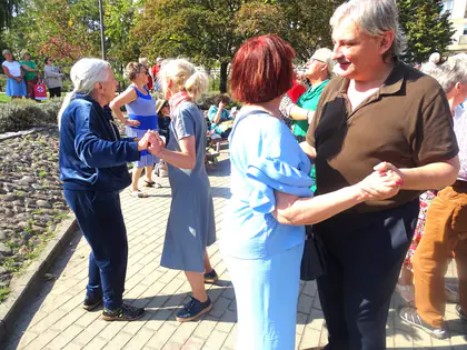 Pary tańczą na chodniku podczas pikniku na placu