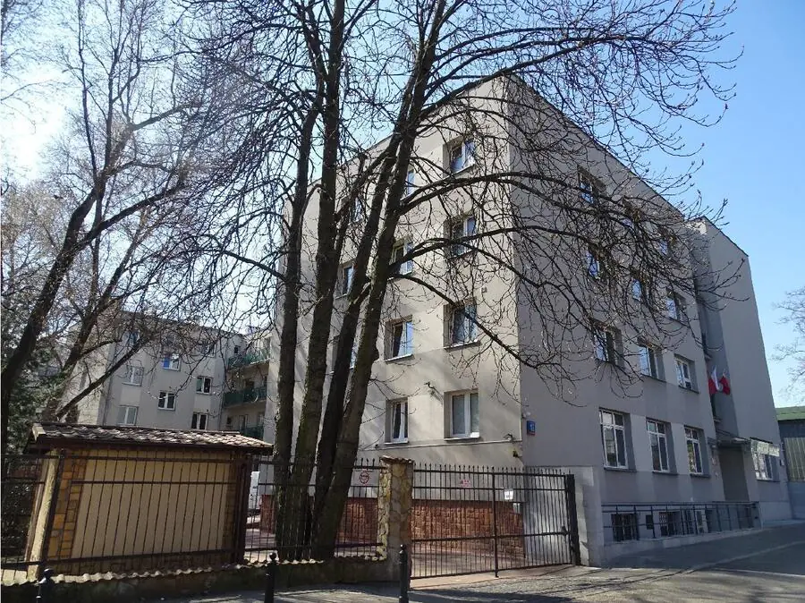 Budynek Domu Pomocy Społecznej przy ul. Wójtowskiej 13. Kilkupiętrowy dom z jasną elewacją, przed nim drzewa.