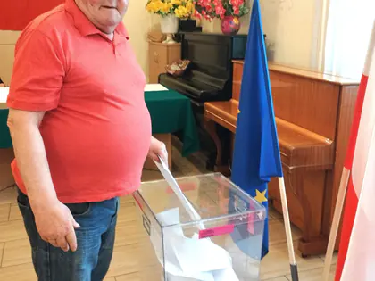 Mieszkańcy głosują w wyborach
