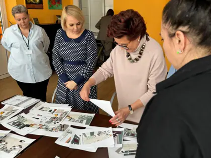 Kobiety oglądają projekty wnętrz rozłożone na stole