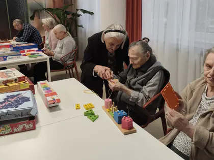Mieszkanki układają gry przy stole