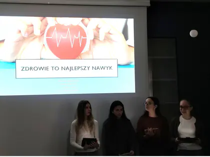 Studentki przed ekranem z napisem Zdrowie to najlepszy nawyk