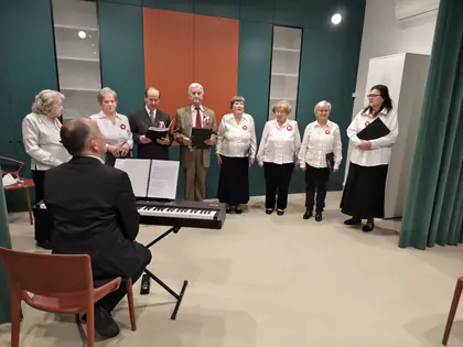 Chór seniorów śpiewa przy akompaniamencie keyboardu