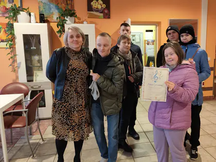 Uczniowie i nauczycielki pozują z dyplomem