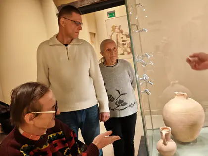 Oglądanie eksponatów w muzeum