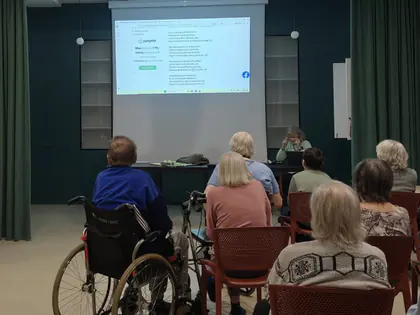 Mieszkańcy śpiewają przed ekranem z tekstem pieśni