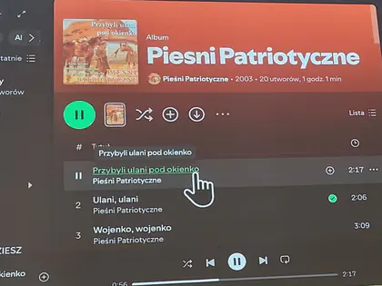 Ekran laptopa z playlistą pieśni patriotycznych