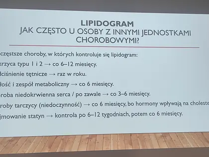 Slajd z prezentacji o tym, jak często kontrolować lipidogram przy różnych chorobach