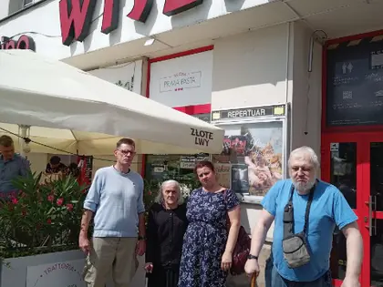 Mieszkańcy pozują przed kinem Wisła