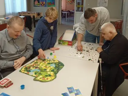 Mieszkańcy i chłopcy przy planszy z mapą