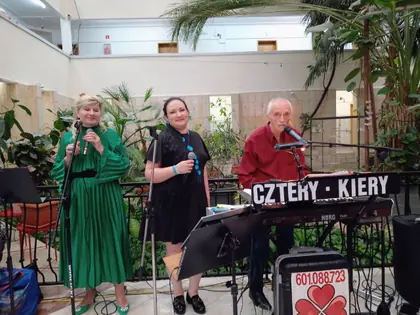 Zespół Cztery Kiery śpiewa i gra na keyboardzie