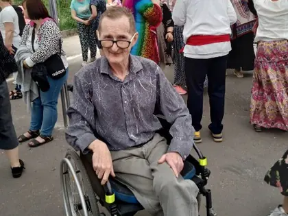 Uśmiechnięty mieszkaniec na wózku pod namiotem na festynie meksykańskim