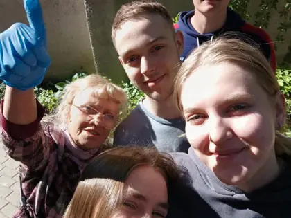 Prace w ogrodzie z młodzieżą