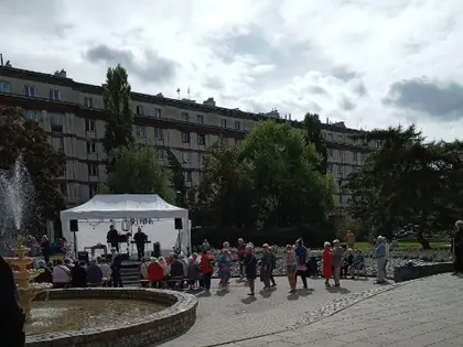Piknik na placu Hallera