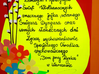Mieszkańcy z młodzieżą składają sobie życzenia